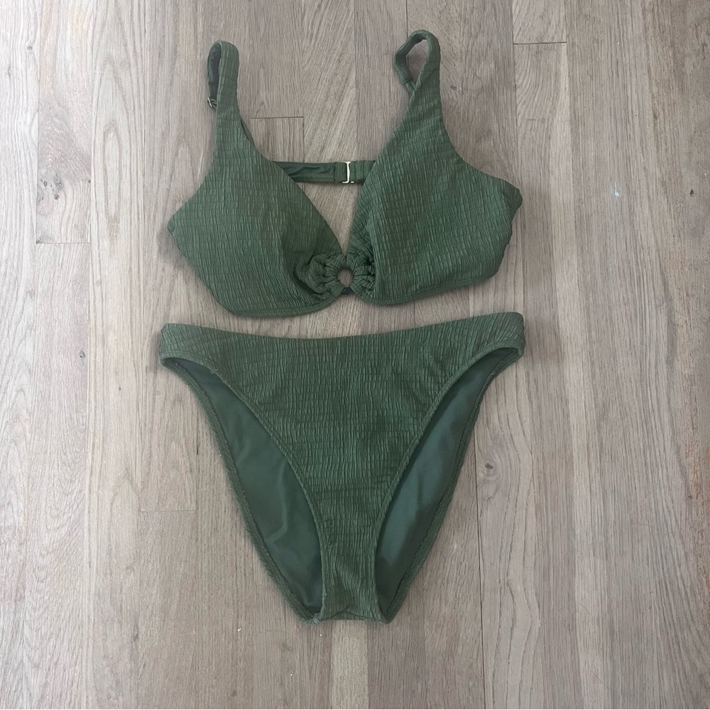 🌿 Abercrombie & Fitch Green Ribbed Bikini Top – Size L